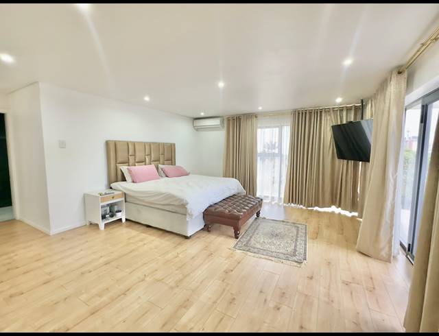 5 BEDROOM FREEHOLD FOR SALE IN UMHLANGA CENTRAL